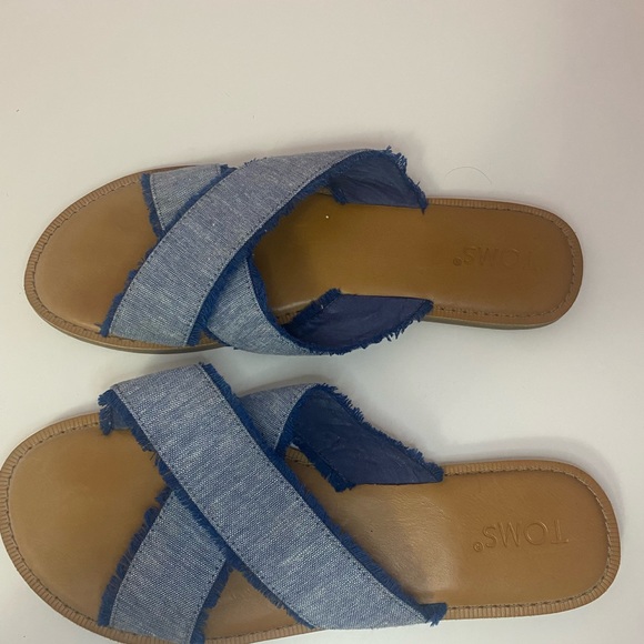 ⭐️ TOMS Sandals - Picture 2 of 4